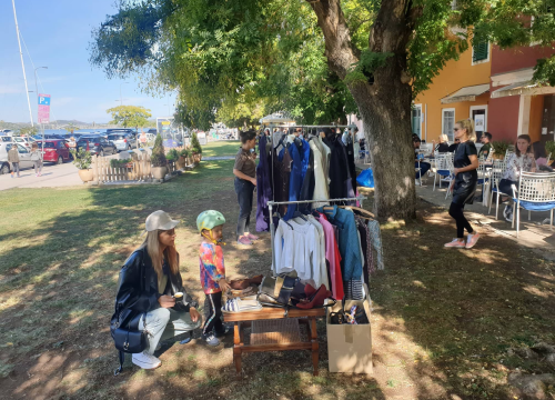 Fotografija 5 - Buvljak ispred Azimuta: Uključile se i Šibenske šape, prihod ide za liječenje nezbrinutih i bolesnih životinja