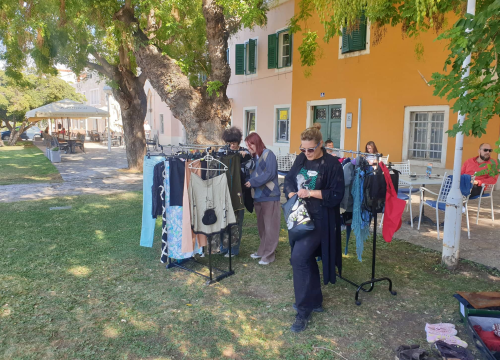 Fotografija 6 - Buvljak ispred Azimuta: Uključile se i Šibenske šape, prihod ide za liječenje nezbrinutih i bolesnih životinja