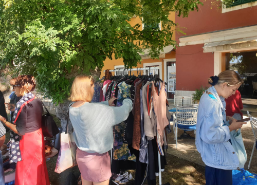 Fotografija 9 - Buvljak ispred Azimuta: Uključile se i Šibenske šape, prihod ide za liječenje nezbrinutih i bolesnih životinja