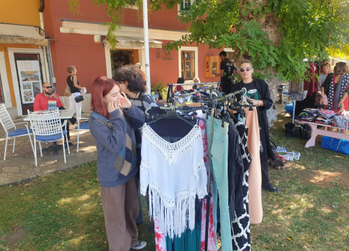 Fotografija 8 - Buvljak ispred Azimuta: Uključile se i Šibenske šape, prihod ide za liječenje nezbrinutih i bolesnih životinja