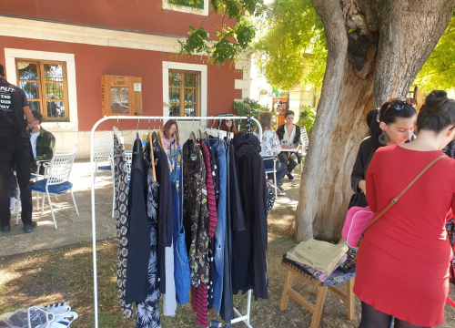 Fotografija 10 - Buvljak ispred Azimuta: Uključile se i Šibenske šape, prihod ide za liječenje nezbrinutih i bolesnih životinja