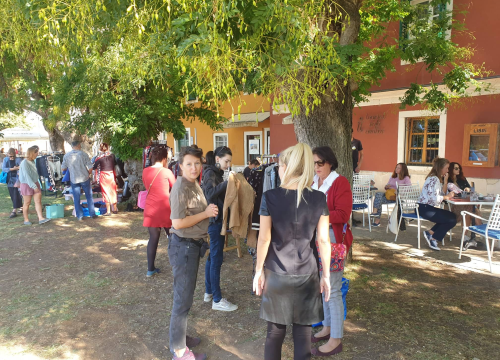 Fotografija 11 - Buvljak ispred Azimuta: Uključile se i Šibenske šape, prihod ide za liječenje nezbrinutih i bolesnih životinja