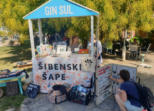 Buvljak ispred Azimuta: Uključile se i Šibenske šape, prihod ide za liječenje nezbrinutih i bolesnih životinja