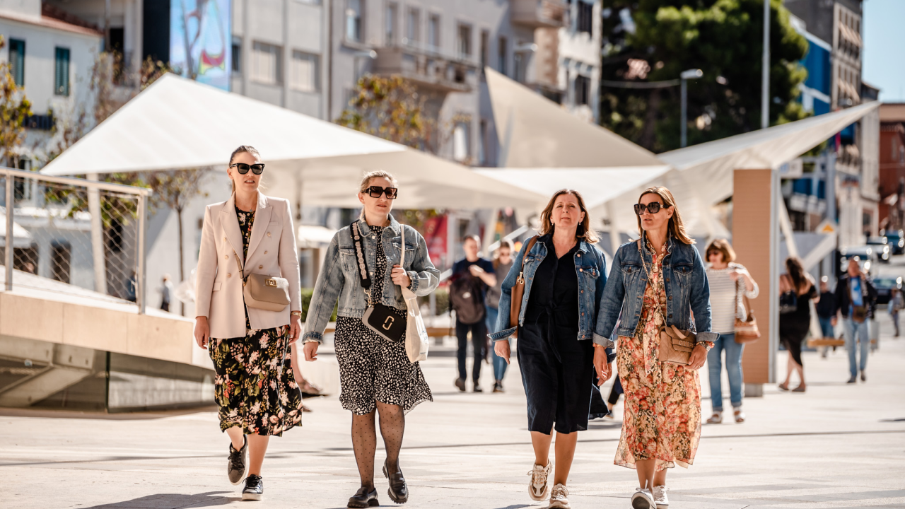 Trendi dame iz đira po gradu dat će vam ideje kako se odjenuti za prvi val zahlađenja!