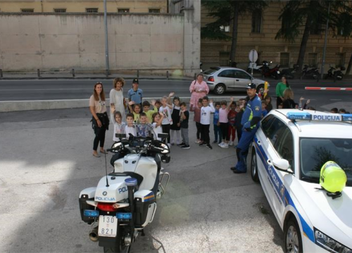 Djeca iz vrtića posjetila policajce u Šibeniku, Kninu, Drnišu i Vodicama