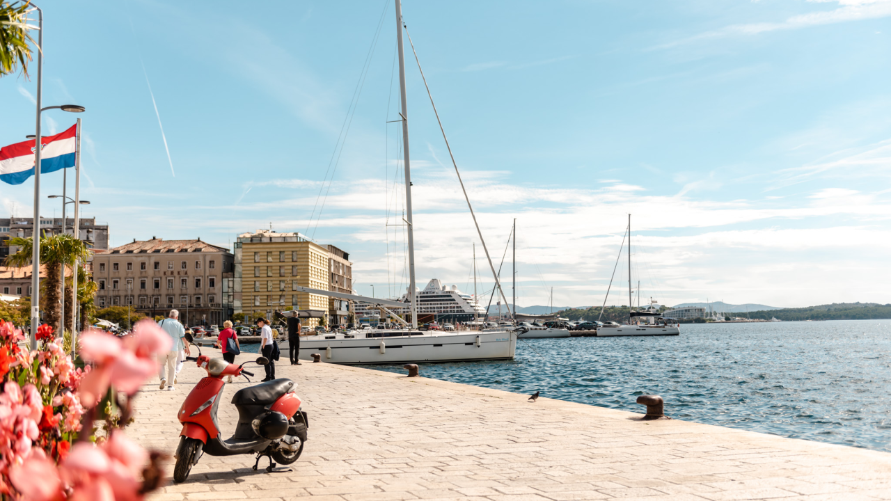 Bablje ljeto na rivi: Turista je sve manje, ali ovo doba godine Šibenčani obožavaju