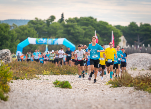 Oko 350 sudionika uživalo je u brojnim sportskim aktivnostima proteklog vikenda na Malom Vignju, Zlarinu i Baldekinu!