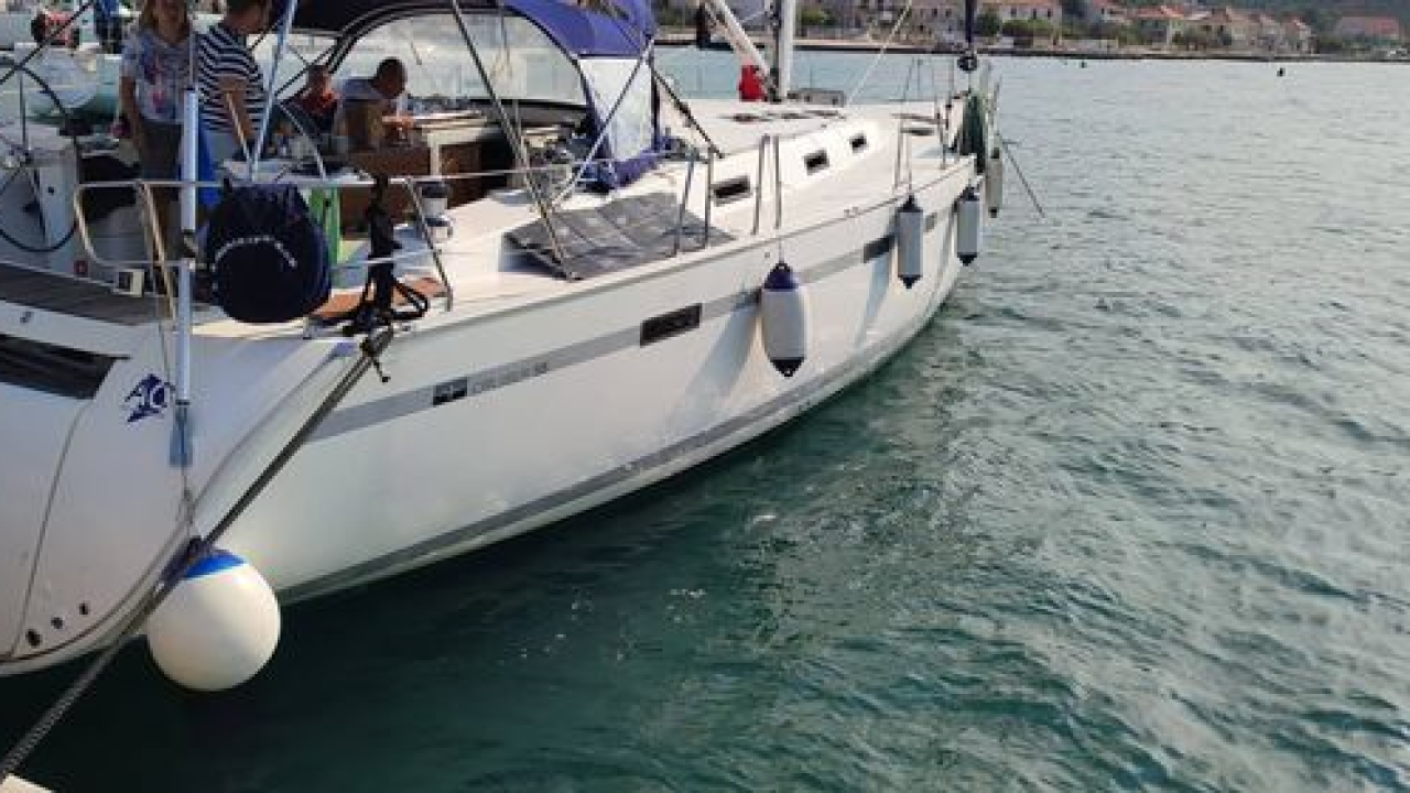 Na mulu u Kapriju posada jedrilice ručno u kantama izbacila fekalije u more: 'To se događa cijelo ljeto'