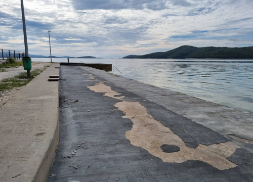 Fotografija 5 - Sanacija plaže u Zablaću neće skoro: Grad raskinuo ugovor s izvođačem radova, traže novog