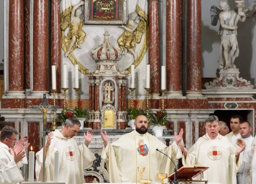 Fotografija 2 - Iza don Ante Škugora prva je godina svećeništva: 'Putujem, idem na utakmice i mladi vide da naši životi nisu toliko različiti'