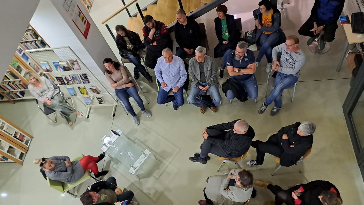 Mario Kovač u Kninu predstavio u knjižnici zbirku poezije 'Metamorfoze iliti pretvorbe'