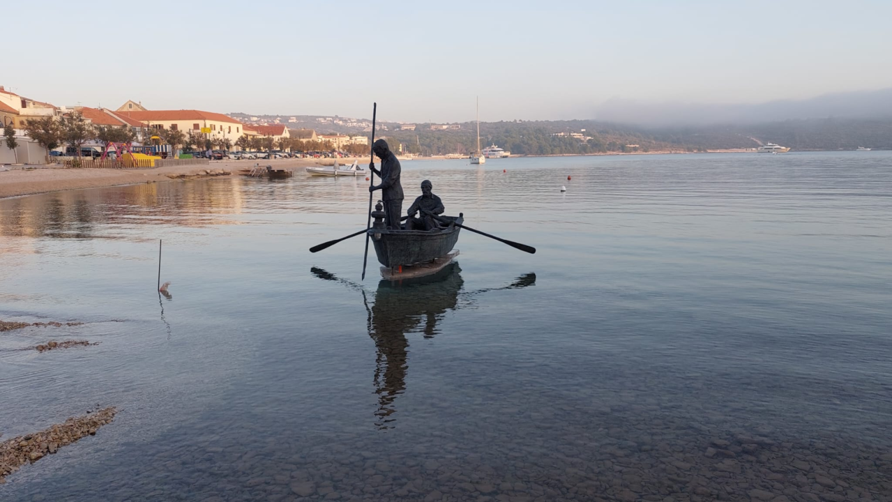 Primošten dobio novu atrakciju: Spomenik s dva ribara u barci