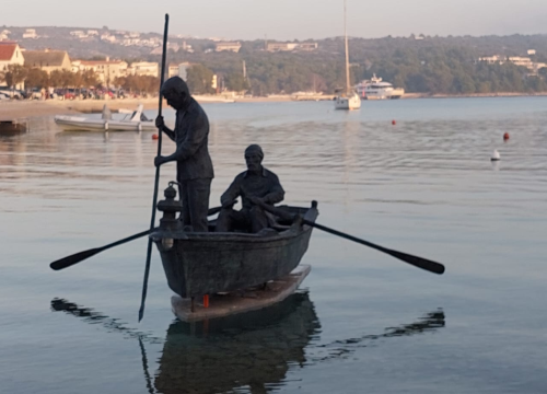 Primošten dobio novu atrakciju: Spomenik s dva ribara u barci