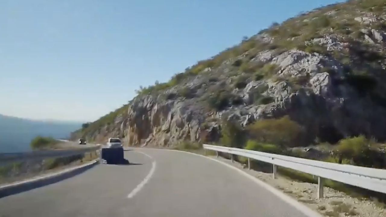 Netko je izgubio kauč na cesti između Gračaca i Obrovca