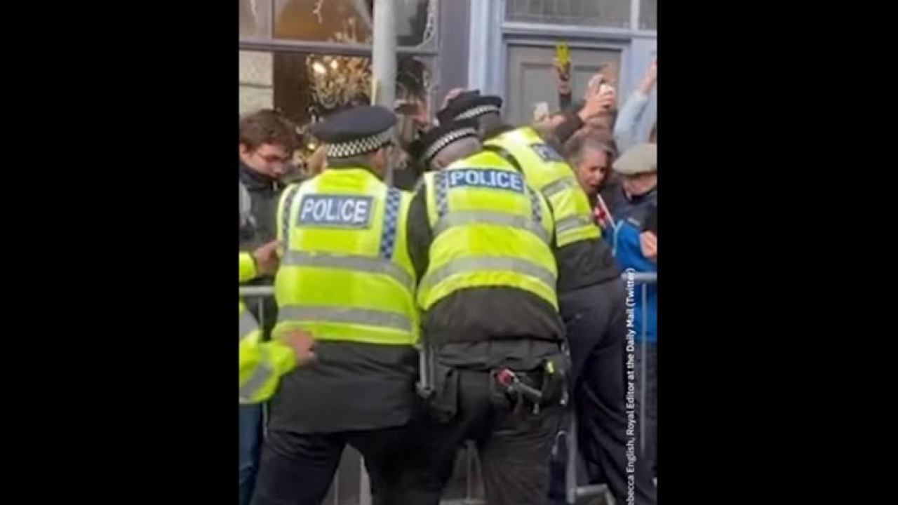 Muškarac jajima gađao kralja Charlesa, priveden je