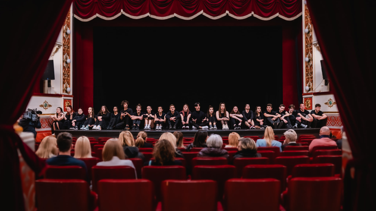 Noć kazališta uz 'Moju priču' dramskog studija, prije njih Nera i Gordana izvode Disneyjevu glazbu