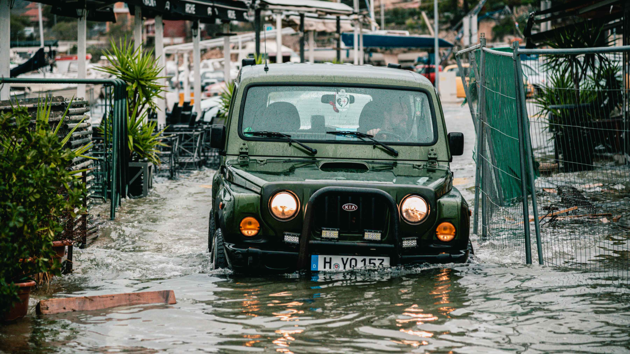 Dolac opet poplavio, razina mora se i dalje diže: Policija savjetuje vozačima da izbjegavaju rivu