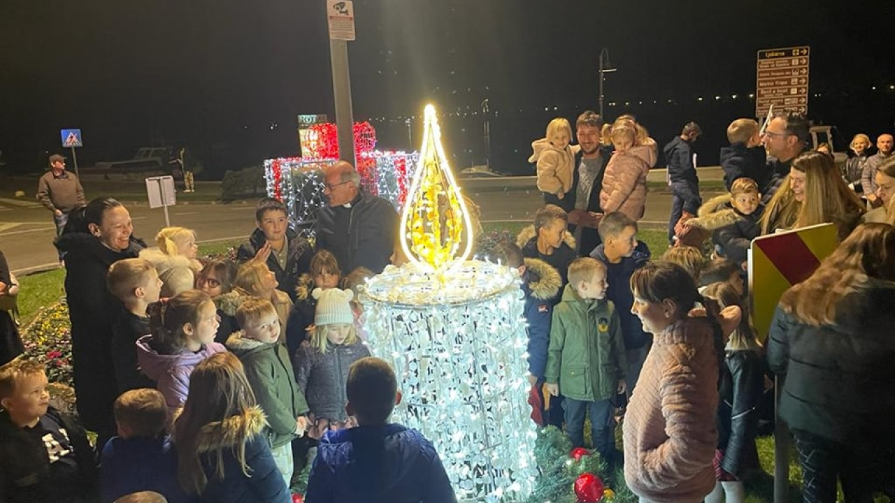 U Rogoznici upaljena prva adventska svijeća