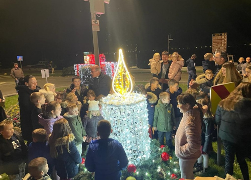 U Rogoznici upaljena prva adventska svijeća