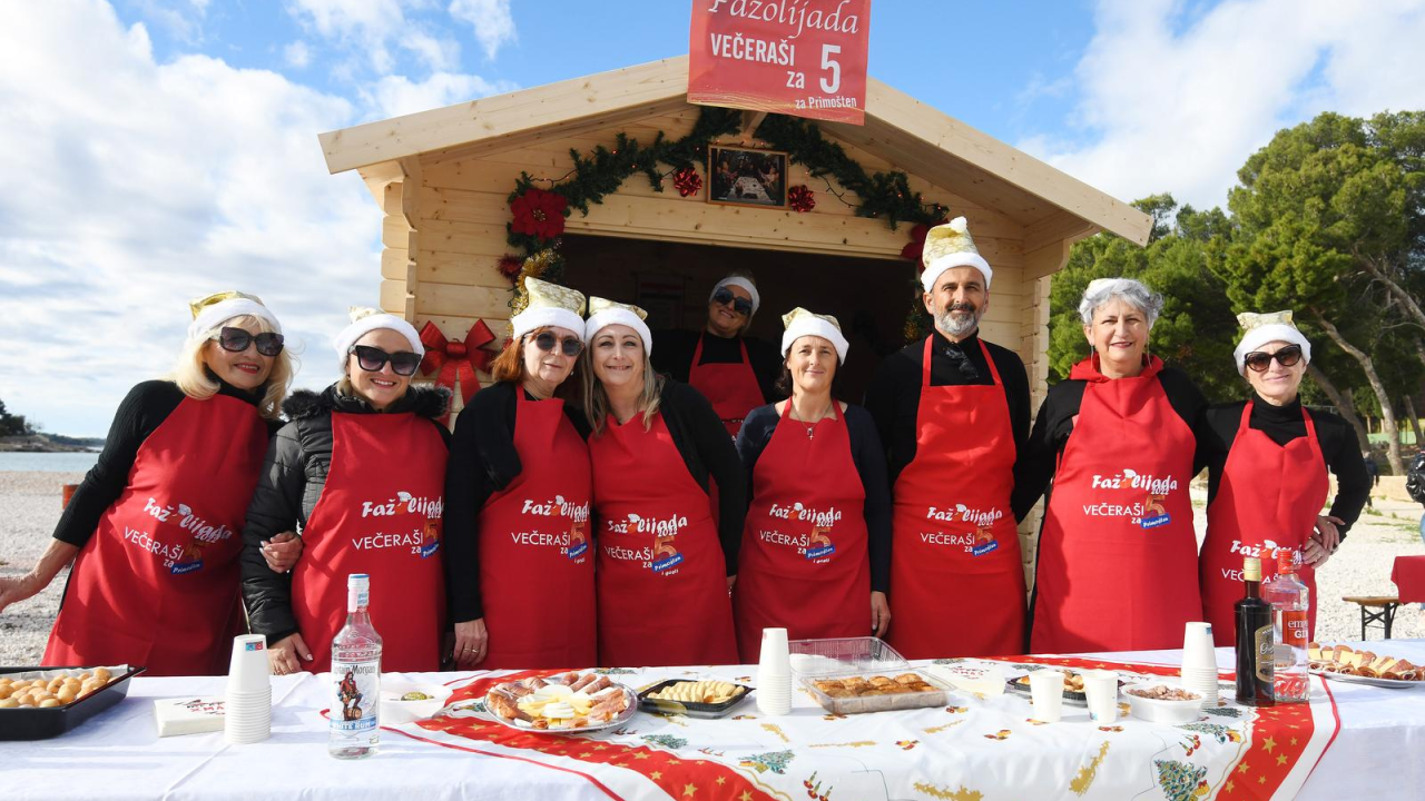 Primoštenci se okupili na plaži na još jednoj tradicionalnoj Fažolijadi