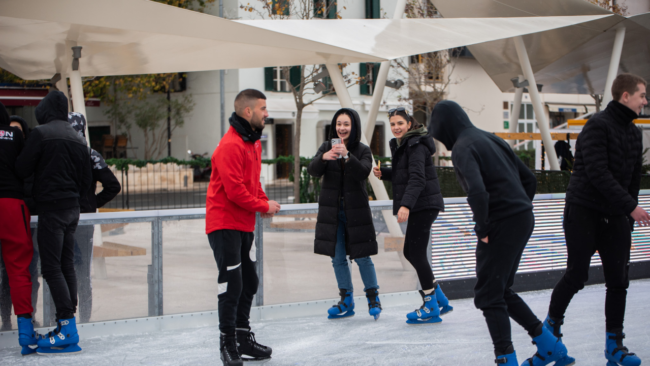 Kiša pada, Šibenčani proklizali: Otvorena atraktivna ledena površina na Poljani