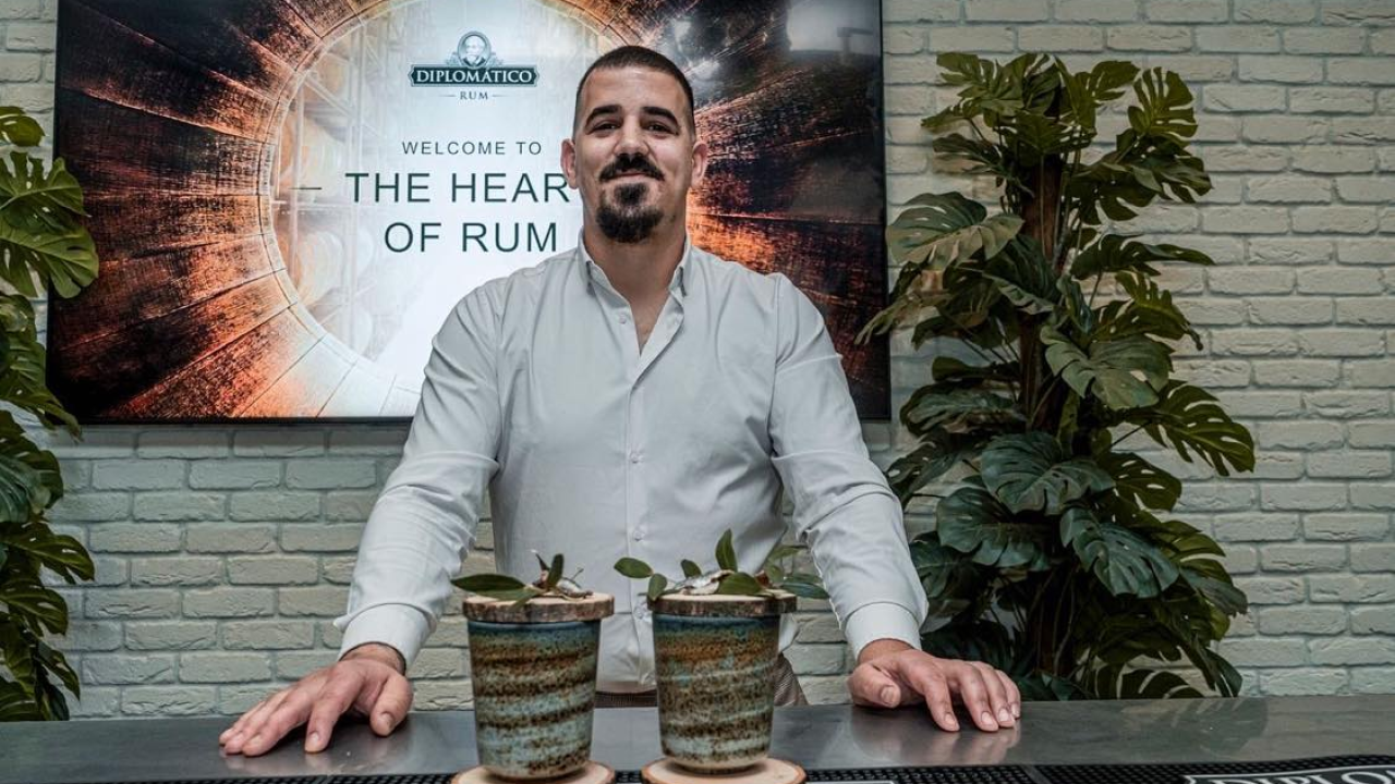 Josip Mikulić oduvijek je znao da želi biti barmen, a svojim koktelima pomiče granice: 'Biftek, inćuni, pidoće? Sve to može u koktele'