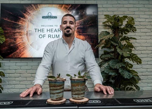 Josip Mikulić oduvijek je znao da želi biti barmen, a svojim koktelima pomiče granice: 'Biftek, inćuni, pidoće? Sve to može u koktele'