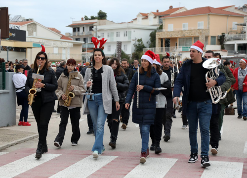 Fotografija 2 - Primoštenci imaju jedinstven običaj na Staru godinu: Kroz mjesto potezali metalne predmete