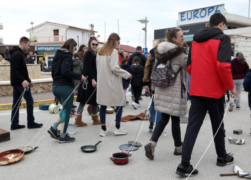 Fotografija 3 - Primoštenci imaju jedinstven običaj na Staru godinu: Kroz mjesto potezali metalne predmete