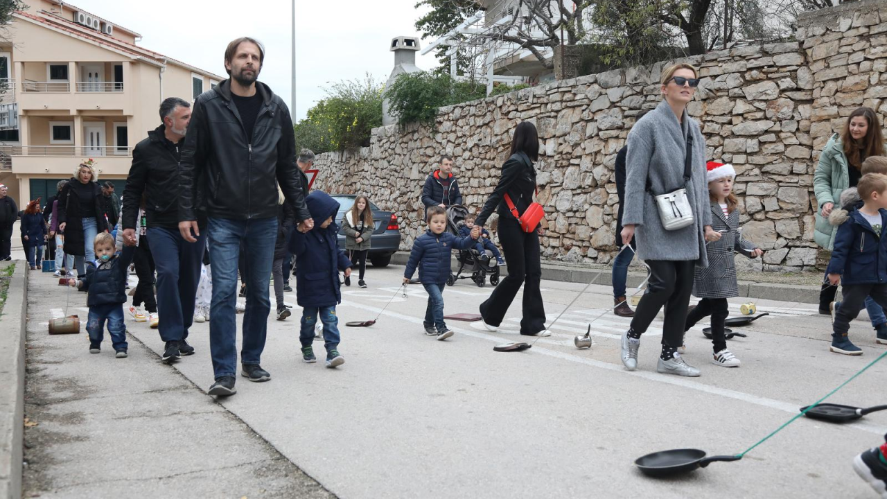 Primoštenci imaju jedinstven običaj na Staru godinu: Kroz mjesto potezali metalne predmete