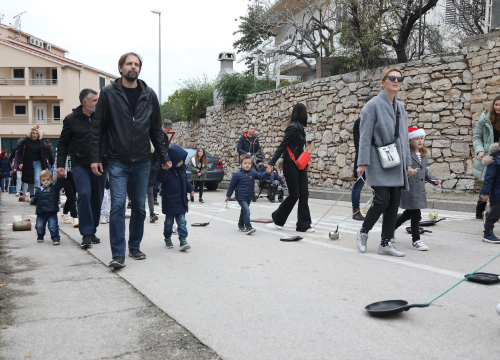 Primoštenci imaju jedinstven običaj na Staru godinu: Kroz mjesto potezali metalne predmete