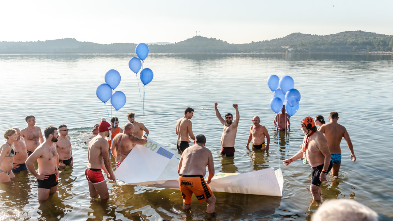 Nekoliko odvažnih okupalo se na Banju u podne na samu Novu godinu: 'U-vodi-mo euro'