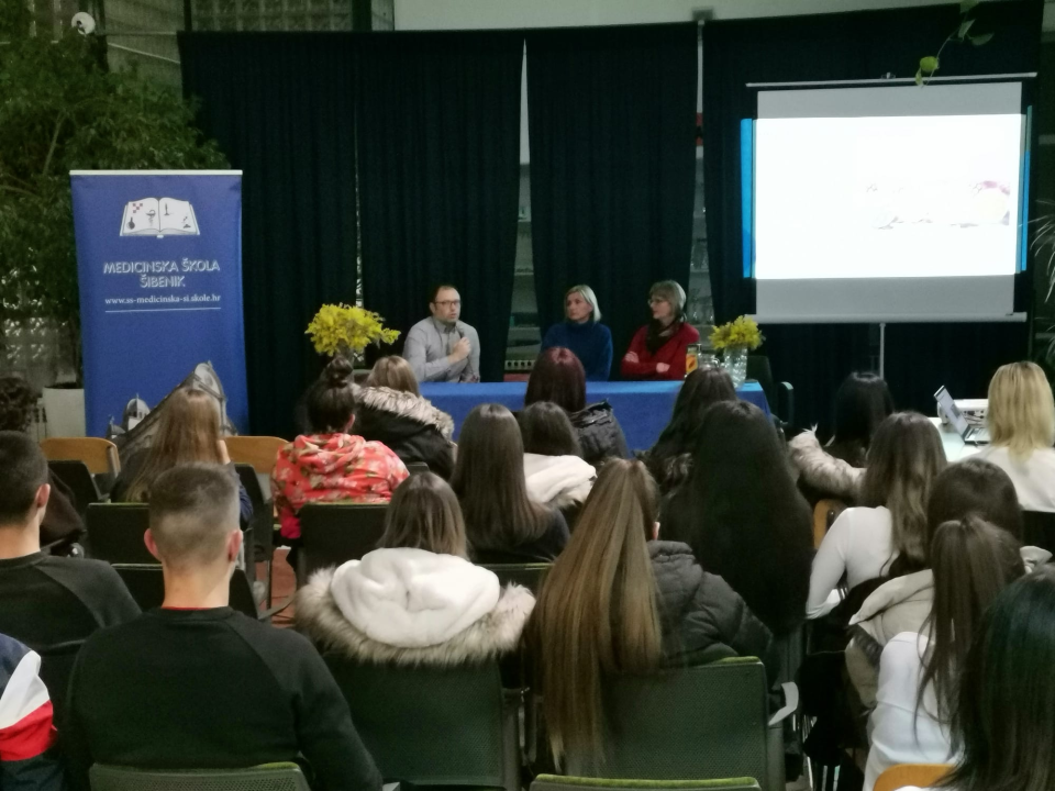 U povodu Dana mimoza i Nacionalnog dana borbe protiv karcinoma vrata maternice održana tribina u Medicinskoj školi