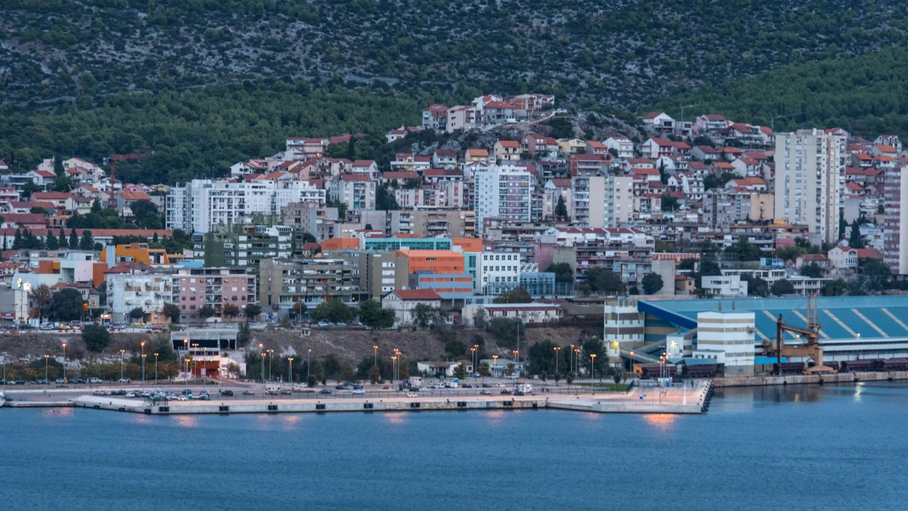 U priobalju bura s orkanskim udarima: I dalje ne vozi katamaran za Žirje