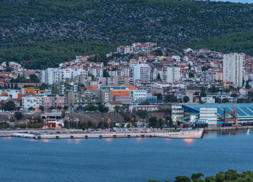 U priobalju bura s orkanskim udarima: I dalje ne vozi katamaran za Žirje