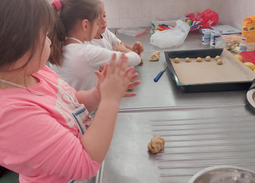 Fotografija 11 - Učiteljica Anita od malih nogu voli raditi kolače, a sada tu ljubav prenosi na učenike: 'Neki žele postati slastičari kad narastu'