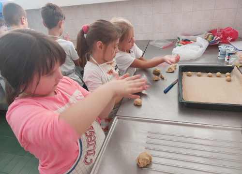 Fotografija 12 - Učiteljica Anita od malih nogu voli raditi kolače, a sada tu ljubav prenosi na učenike: 'Neki žele postati slastičari kad narastu'