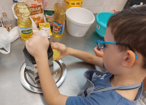 Fotografija 2 - Učiteljica Anita od malih nogu voli raditi kolače, a sada tu ljubav prenosi na učenike: 'Neki žele postati slastičari kad narastu'
