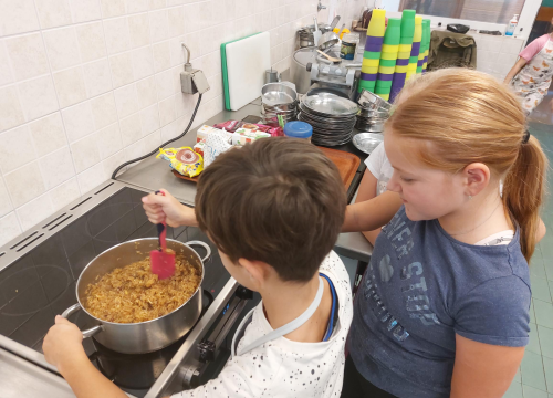 Fotografija 9 - Učiteljica Anita od malih nogu voli raditi kolače, a sada tu ljubav prenosi na učenike: 'Neki žele postati slastičari kad narastu'