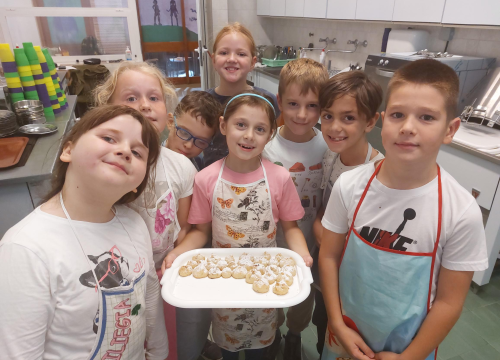 Fotografija 6 - Učiteljica Anita od malih nogu voli raditi kolače, a sada tu ljubav prenosi na učenike: 'Neki žele postati slastičari kad narastu'