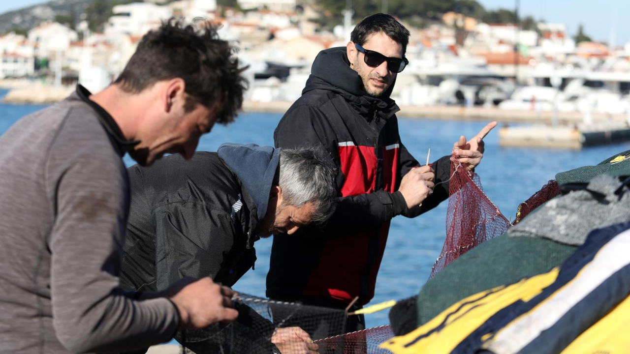 Dok traje lovostaj na srdele tribunjski ribari krpaju mreže: ‘Kaki je to vez? Najlipši!’