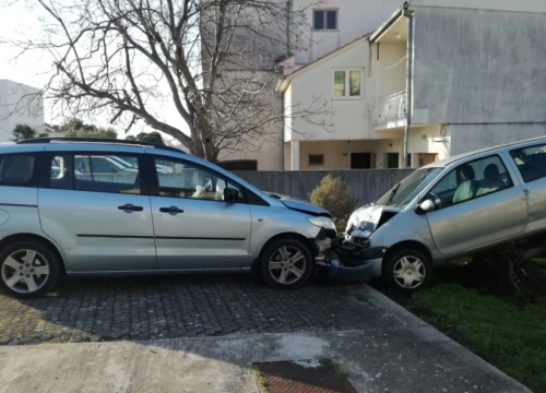 Fotografija 2 - Vodice: Izgubila nadzor nad vozilom, uletjela u dvorište i udarila u parkirani automobil