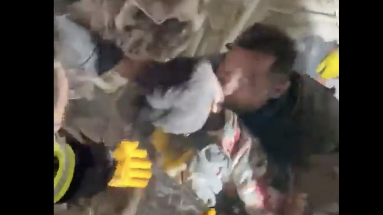 Video koji ledi krv u žilama: Nakon 22 sata iz ruševina spašen trogodišnjak