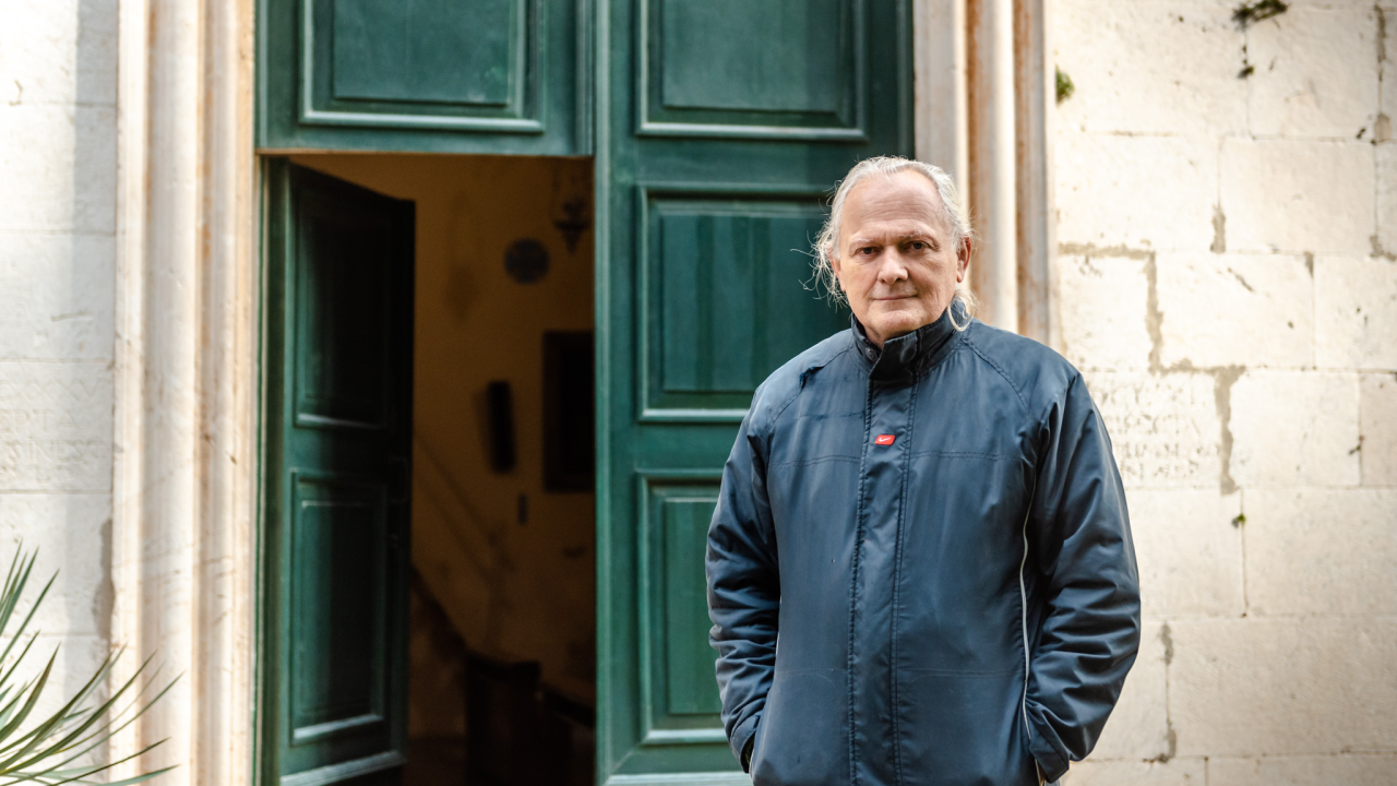 Don Spomenko već 36 godina župnik je na Zlarinu: 'Ja sam vam kao sv. Petar s ključevima, otvaram i crkvu i kafić'