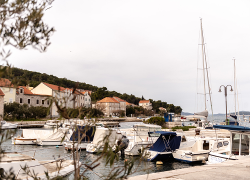 Fotografija 2 - Don Spomenko već 36 godina župnik je na Zlarinu: 'Ja sam vam kao sv. Petar s ključevima, otvaram i crkvu i kafić'