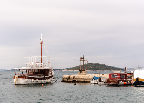Fotografija 3 - Don Spomenko već 36 godina župnik je na Zlarinu: 'Ja sam vam kao sv. Petar s ključevima, otvaram i crkvu i kafić'