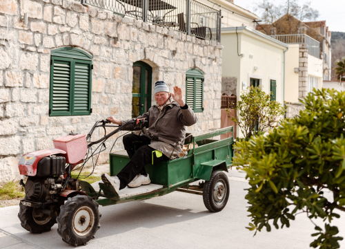 Fotografija 4 - Don Spomenko već 36 godina župnik je na Zlarinu: 'Ja sam vam kao sv. Petar s ključevima, otvaram i crkvu i kafić'