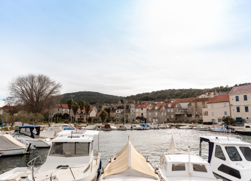 Fotografija 8 - Don Spomenko već 36 godina župnik je na Zlarinu: 'Ja sam vam kao sv. Petar s ključevima, otvaram i crkvu i kafić'