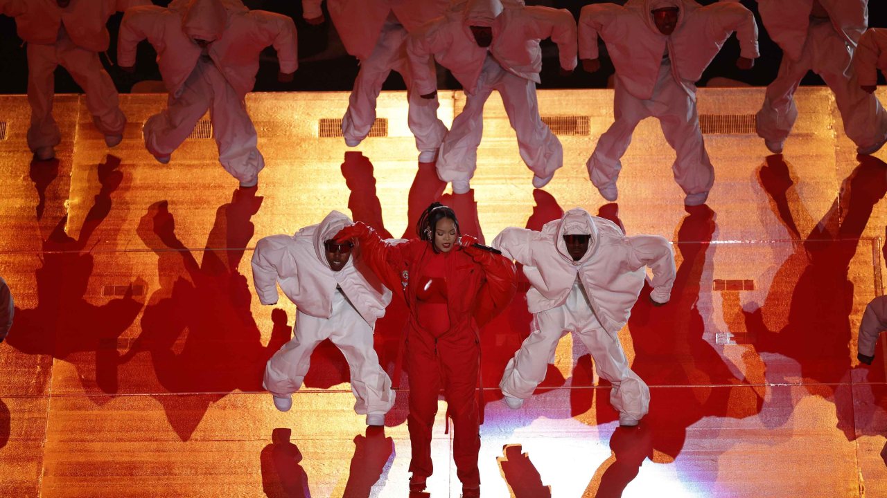 Rihanna u crvenom padobranskom odijelu oduševila na poluvremenu Super Bowla