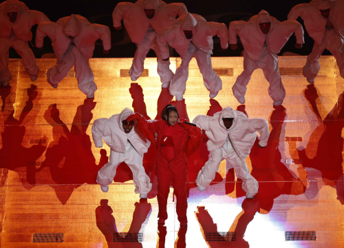 Rihanna u crvenom padobranskom odijelu oduševila na poluvremenu Super Bowla